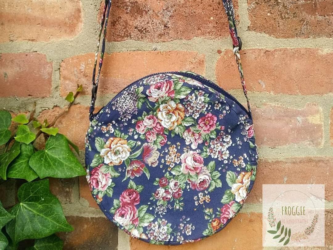 Floral Runde Umhängetasche Vintage Rosen Canvas Handtasche Floral Runde Umhängetasche Vintage Rosen Canvas Handtasche von FroggieTH