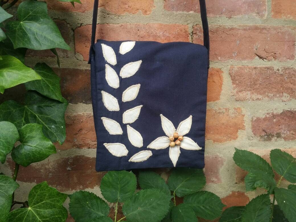Umhängetasche Aus Baumwolle Mit Blumenapplikation - Boho Hippie Style Umhängetasche Aus Baumwolle Mit Blumenapplikation - Boho Hippie Style von FroggieTH