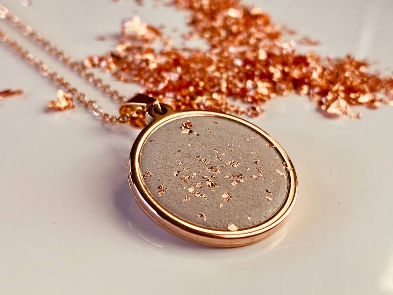 Beton Halskette Roségold Mit Blattgold, Betonschmuck Kette Anhänger, Geschenk Für Die Freundin von FroileinJolanda