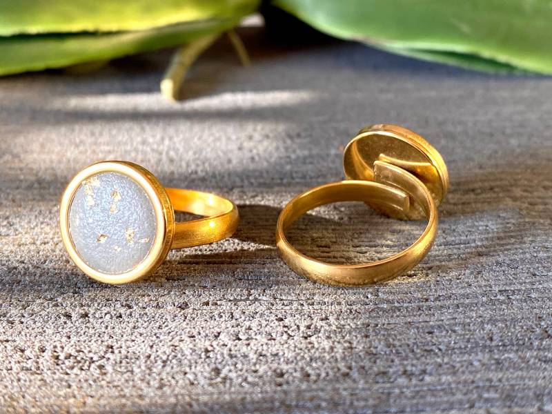 Betonring Gold Mit 24 Karat Blattgold, Betonschmuck Ring Größenverstellbar von FroileinJolanda