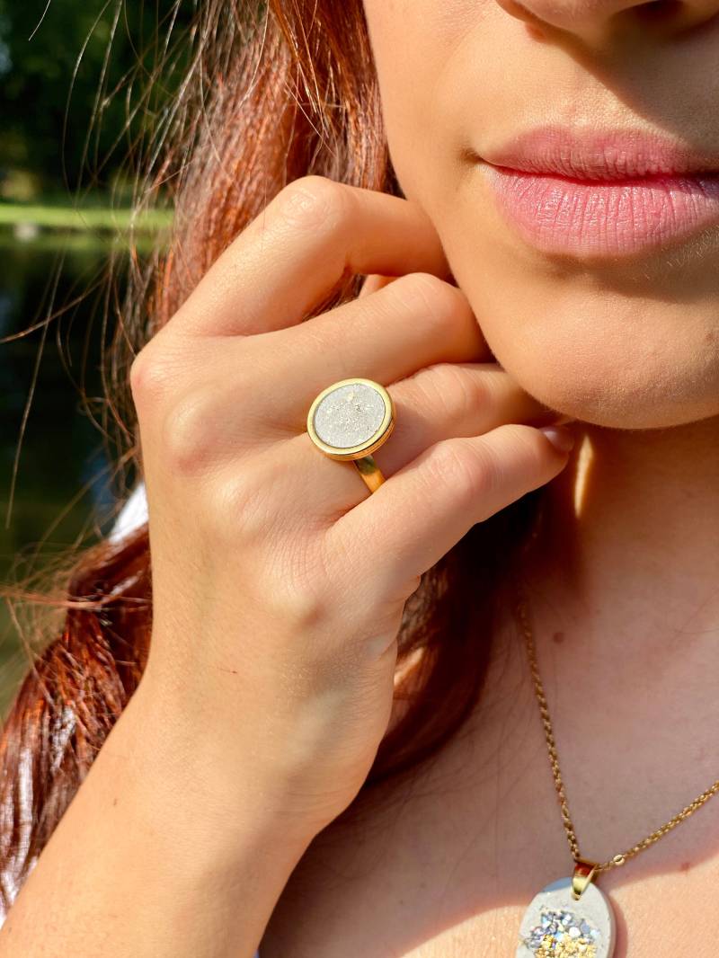 Betonschmuck Ring Gold Mit Blattgold, Größenverstellbar, Minimalistisch Betonschmuck Ring Gold Mit Blattgold, Größenverstellbar, Minimalistisch von FroileinJolanda