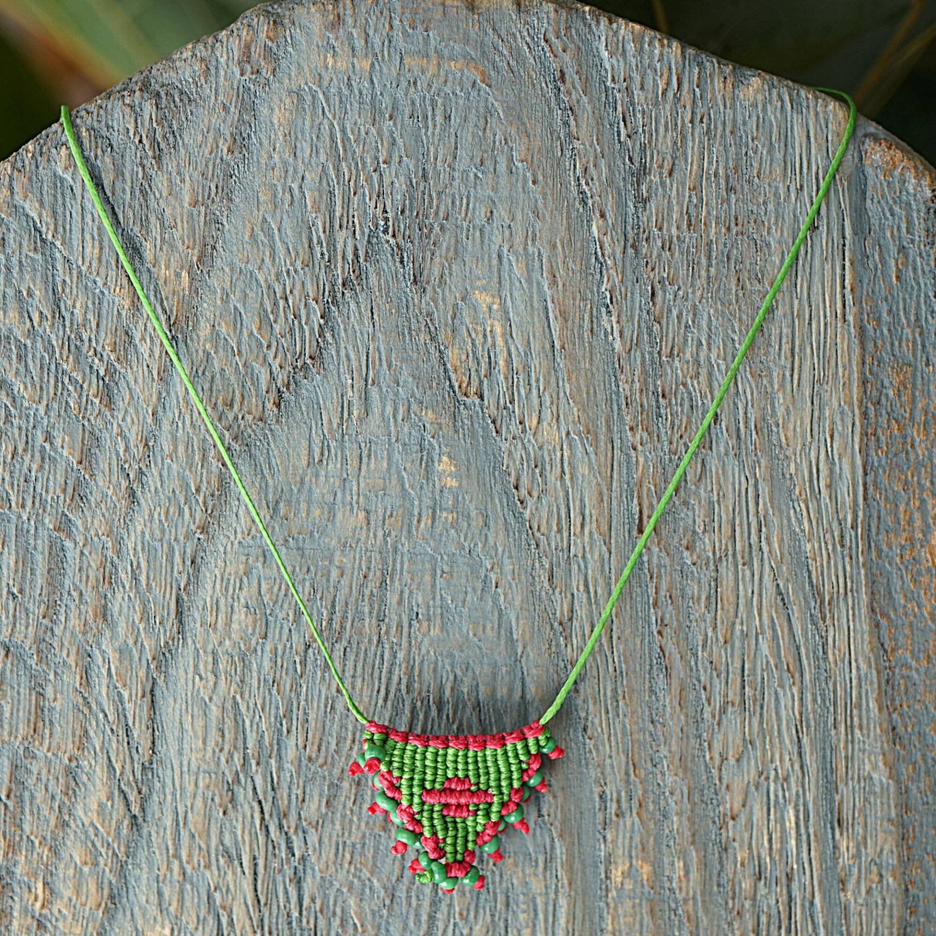 Boho Makramee Glücksbringer Halskette Handgemachter Grüner Gehäkelter Anhänger Boho Makramee Glücksbringer Halskette Handgemachter Grüner Gehäkelter Anhänger von FrolicStones