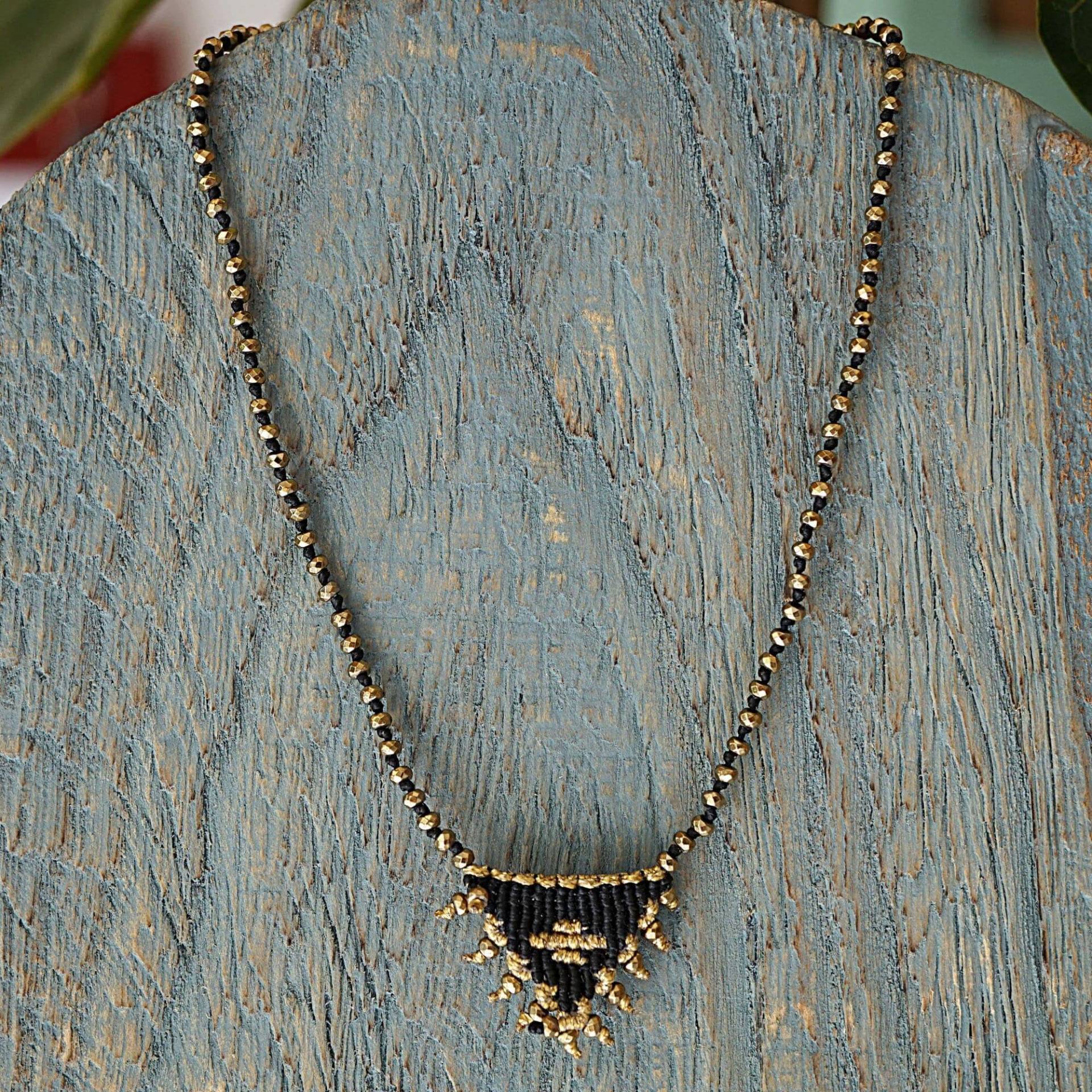 Makramee Hämatit Halskette Handgemachte Anhänger Accessoire Statement Kristall Schutz Spiritueller Edelstein Talisman Hippie Amulett Schwarzer Stein Makramee Hämatit Halskette Handgemachte Anhänger Accessoire Statement Kristall Schutz Spiritueller Edelstein Talisman Hippie Amulett Schwarzer Stein von FrolicStones