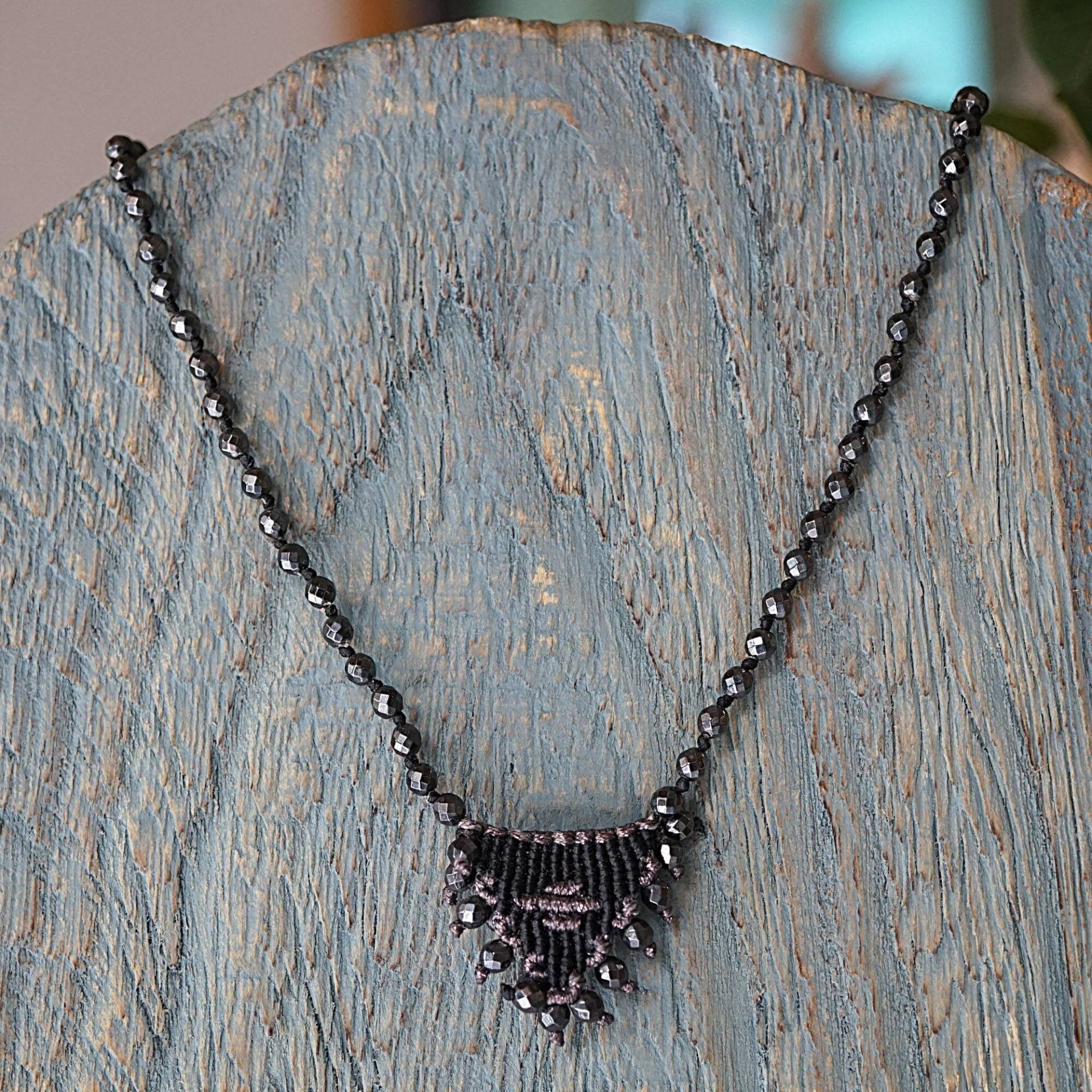 Handgemachte Makramee Hämatit Anhänger Halskette Boho Talisman Amulett Handgemachte Makramee Hämatit Anhänger Halskette Boho Talisman Amulett von FrolicStones