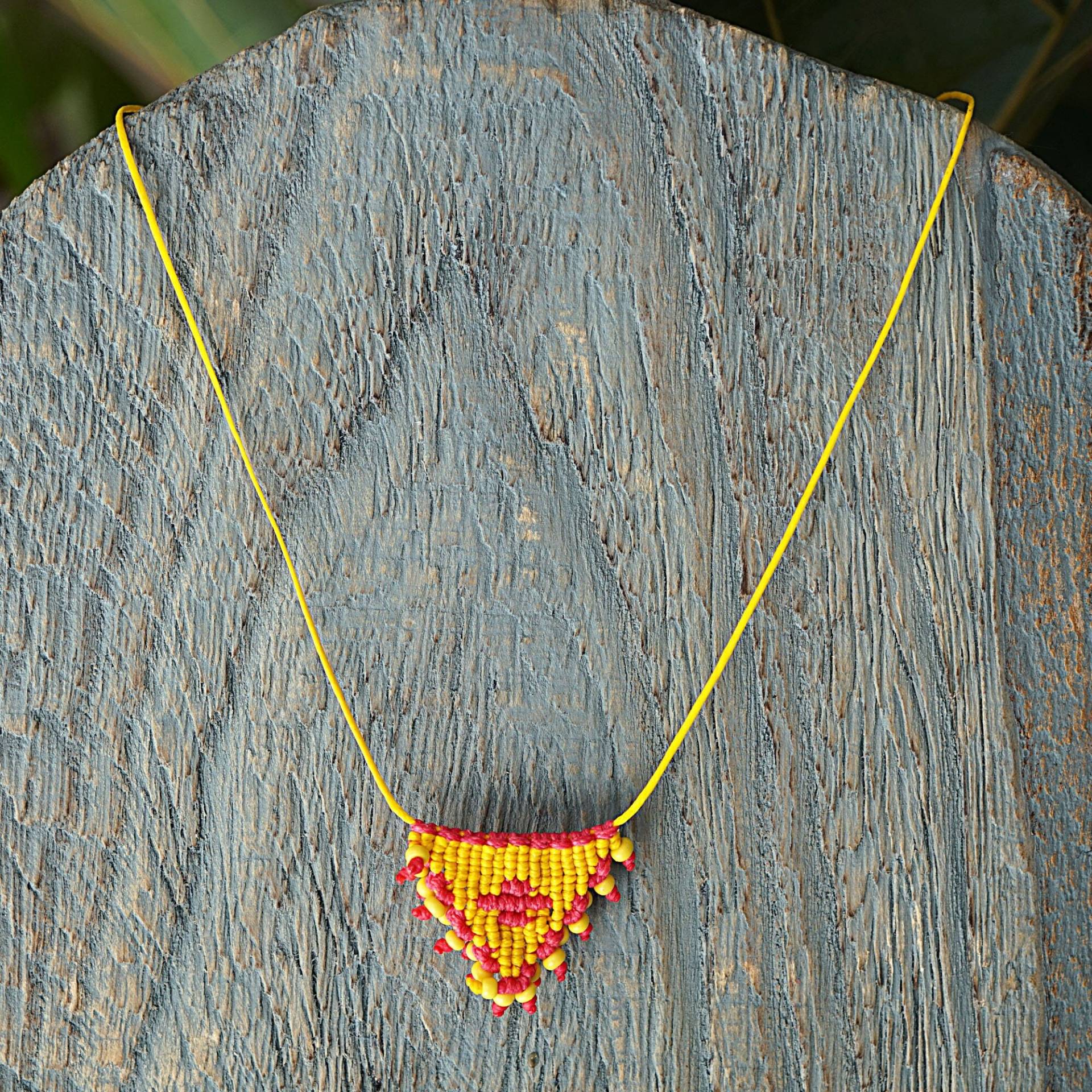 Handgemachte Makramee Kette Boho Häkel Amulett Mit Glasperlen Handgemachte Makramee Kette Boho Häkel Amulett Mit Glasperlen von FrolicStones