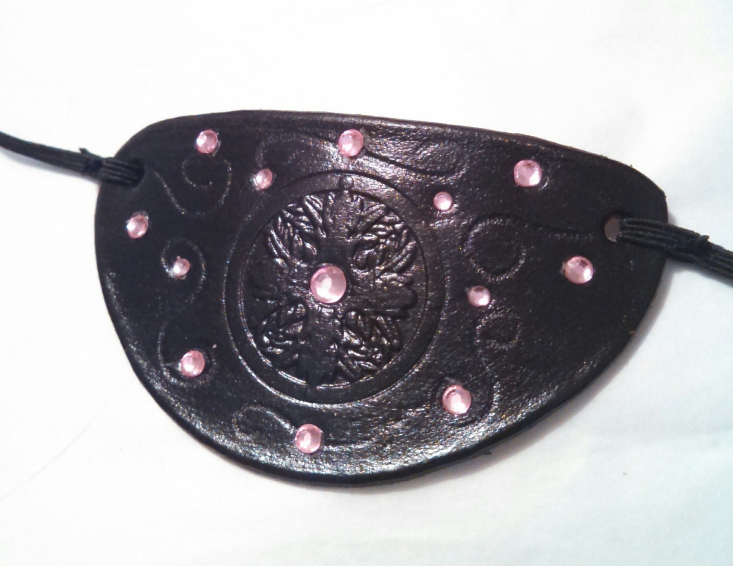 Feminine Augenklappe Aus Schwarzem Leder Feminine Augenklappe Aus Schwarzem Leder von FrolicandFolly