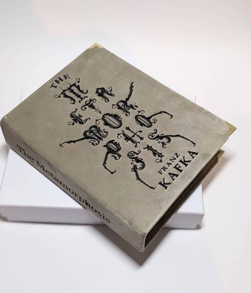 Personalisierte Gestickte Hochzeit Buch Tasche Clutch Aufbewahrungsbox Die Metamorphose - Franz Kafka Personalisierte Gestickte Hochzeit Buch Tasche Clutch Aufbewahrungsbox Die Metamorphose - Franz Kafka von Frolioli