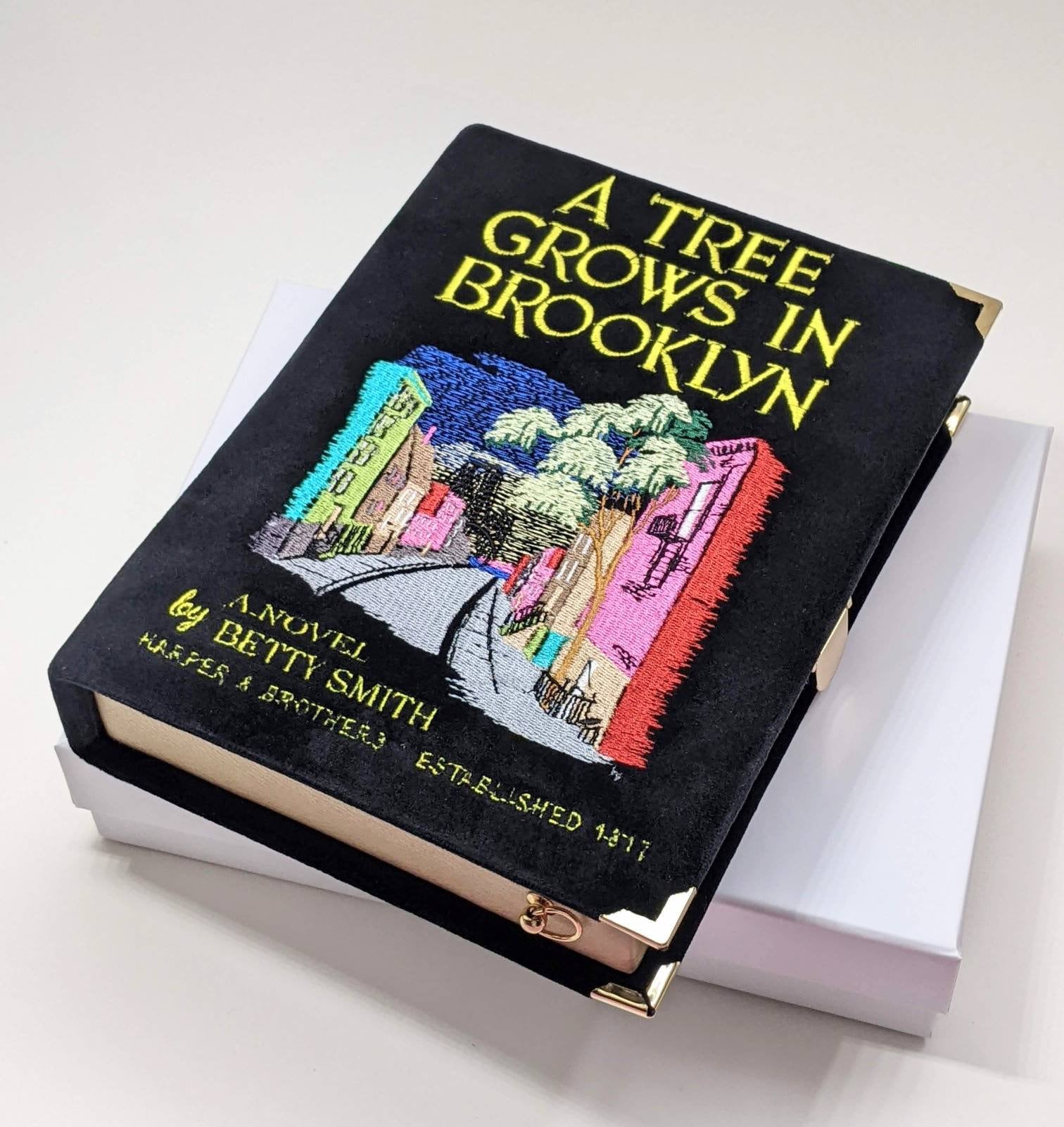 Personalisierte Gestickte Hochzeit Buch Tasche Clutch Keepsake Box Ein Baum Wächst in Brooklyn von Frolioli