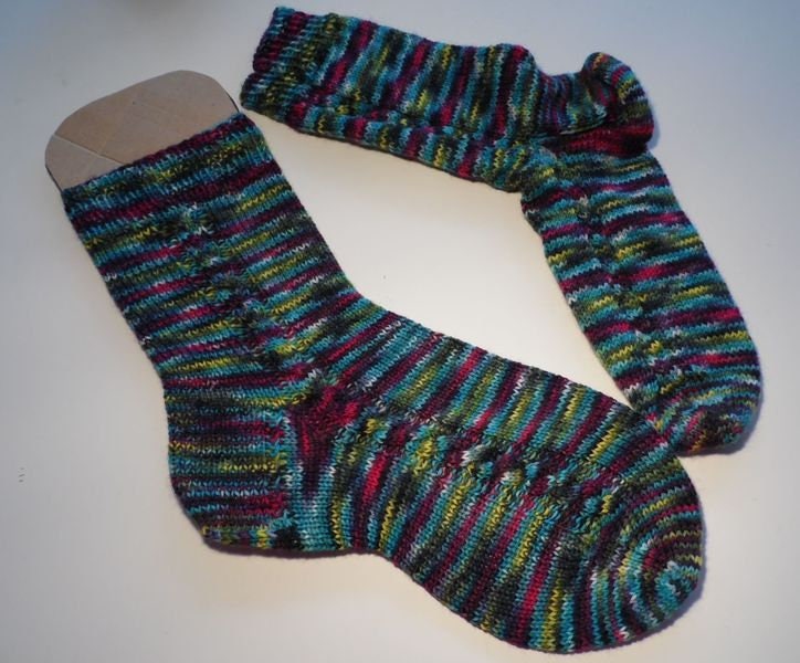 Handgestrickte Socken Zopf Gr. 36/37 Feierlaune Handgestrickte Socken Zopf Gr. 36/37 Feierlaune von FrolleinWolle