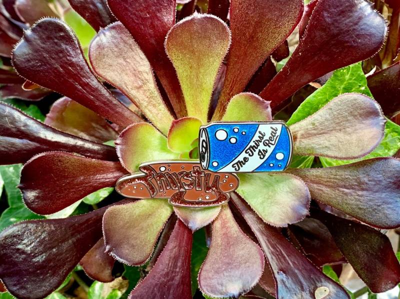 Durstig 2" Hart Emaille Pin von FromCaliko