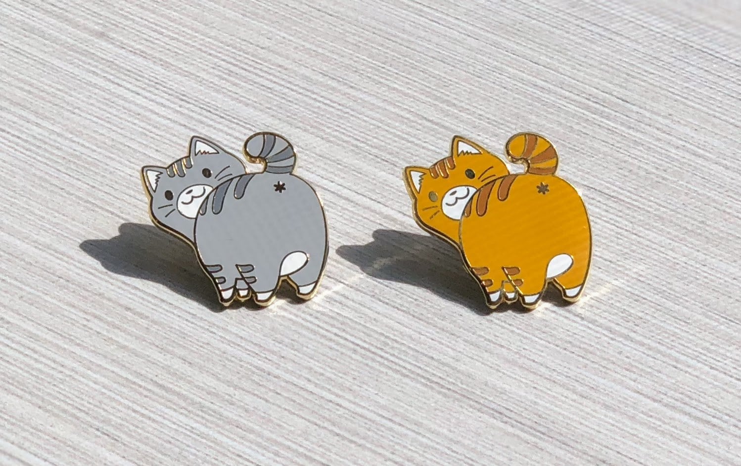 Grau Und Orange Getigerte Katze Hintern Hard Enamel Pins von FromCaliko