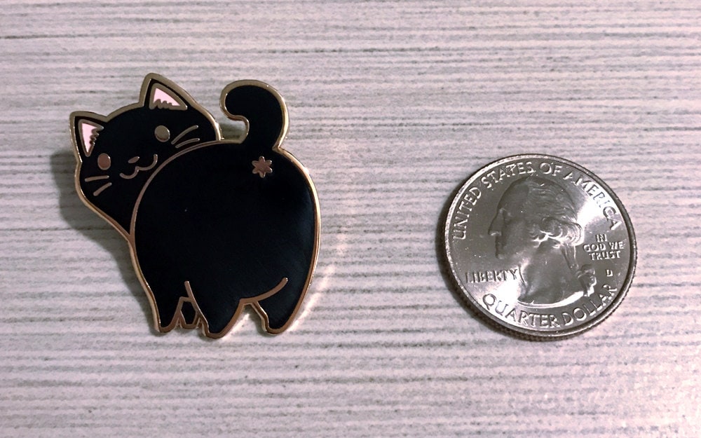 Schwarze Katze Hintern Hard Enamel Pin von FromCaliko