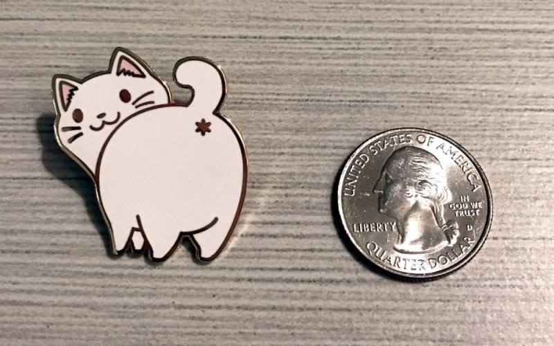 Weiße Katze Hard Enamel Pin Weiße Katze Hard Enamel Pin von FromCaliko