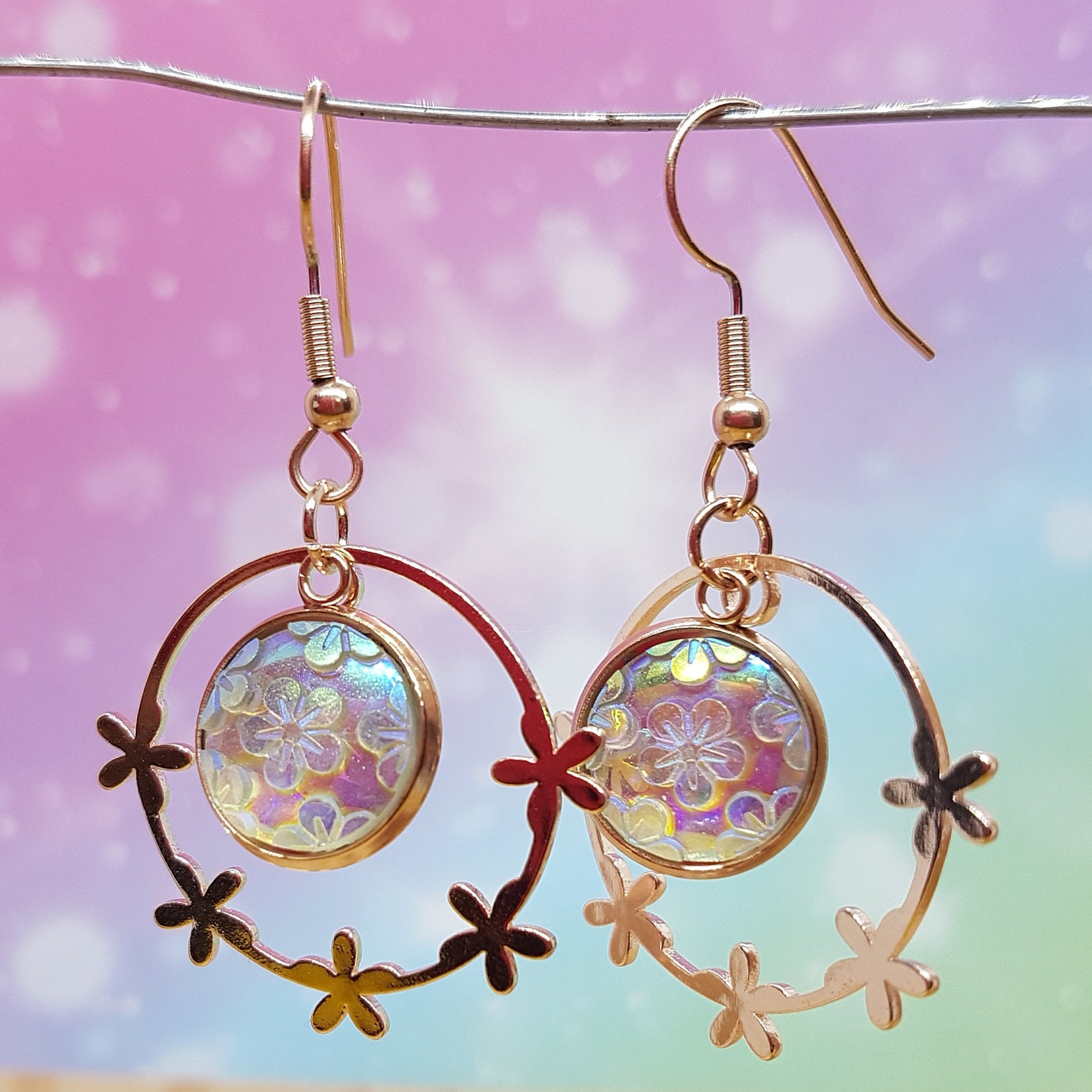 Blumen Ohrringe Mit Blumigem Rand Und Schmuckeinsatz in Weißer Mondstein-Optik Blumen Ohrringe Mit Blumigem Rand Und Schmuckeinsatz in Weißer Mondstein-Optik von FromDeathRowWithLove