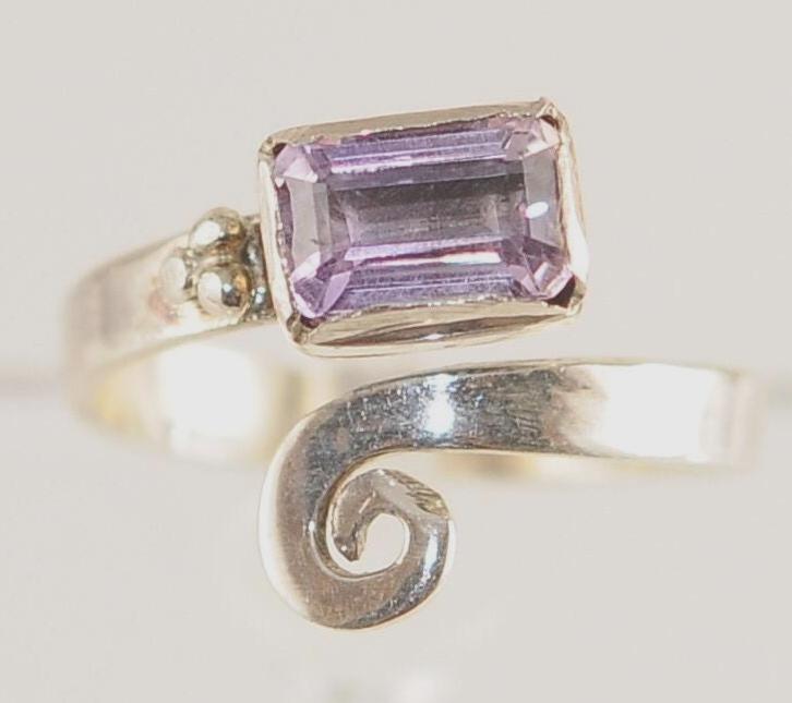 Amethyst-Schmuckstein Mit Smaragdschliff in Verstellbarem 925-Sterlingsilberring. Liebe Aus Ägypten Zu Ihnen Kommen. Elegantes Stück Für Sie von FromEgyptwithLove11