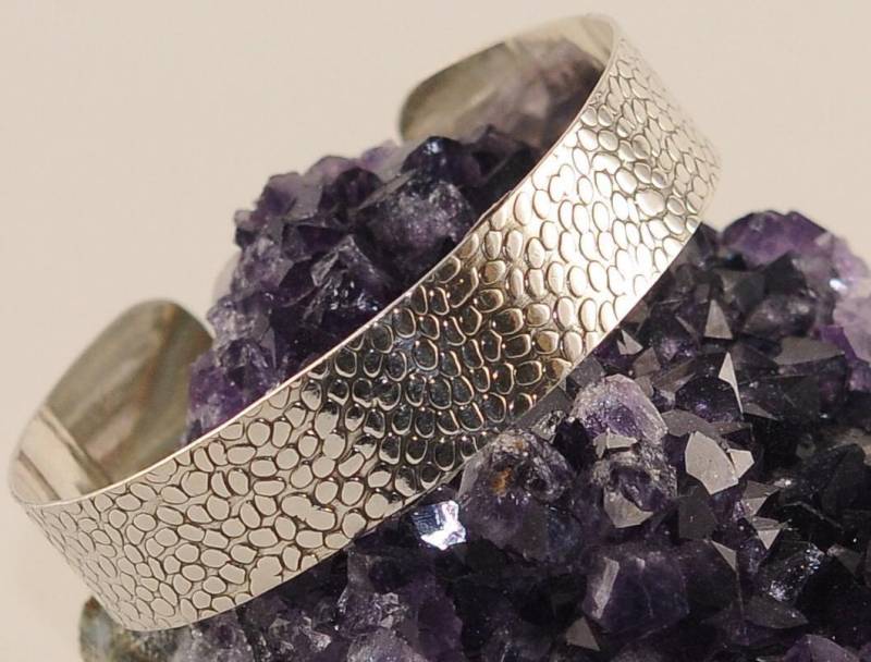 Breite Armspange Aus 925Er Sterlingsilber Mit Einem Kieselstein-Design. Handgefertigt Von Erfahrenen Handwerkern in Unserer Werkstatt Im Alten Kairo von FromEgyptwithLove11