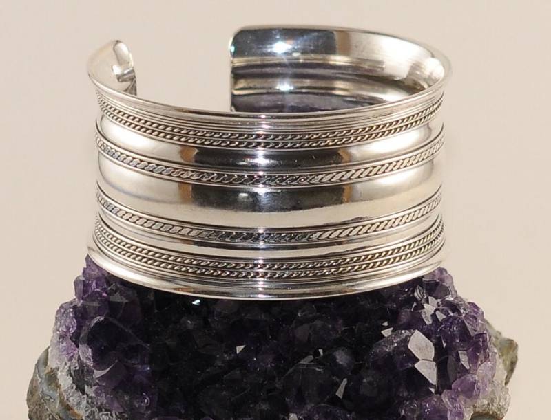 Erstaunlich Breites Armband Aus 925 Sterling Silber Mit 4 Stufen Geflochtenem Design. Handgefertigt in Unserer Alten Werkstatt Im Kairo. Einzelstück Erstaunlich Breites Armband Aus 925 Sterling Silber Mit 4 Stufen Geflochtenem Design. Handgefertigt in Unserer Alten Werkstatt Im Kairo. Einzelstück von FromEgyptwithLove11