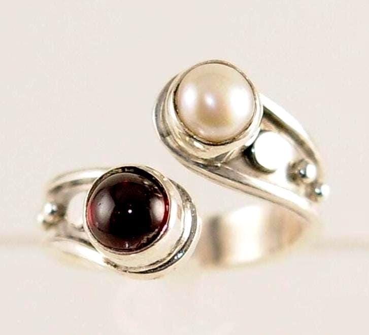 Erstaunliche Weiße Perle Und Jaspis in Einem Wickelring Mit Offener Front Erstaunliche Weiße Perle Und Jaspis in Einem Wickelring Mit Offener Front von FromEgyptwithLove11