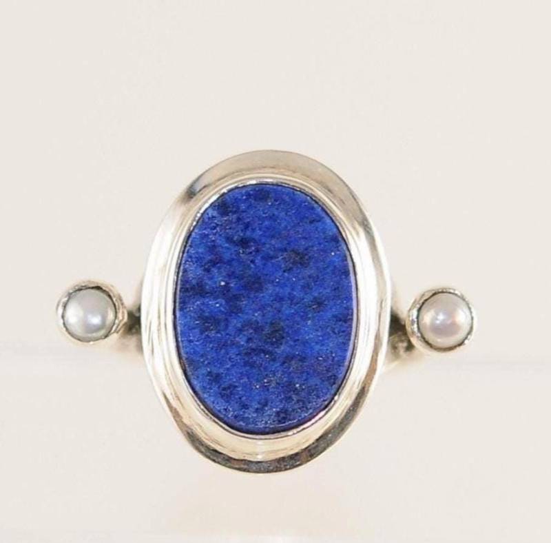Erstaunlicher Ovaler Blauer Lapis-Stein in & Perlenakzenten. 925 Sterling Silber Ring. Handgefertigt Unserer Alten Werkstatt Kairo Erstaunlicher Ovaler Blauer Lapis-Stein in & Perlenakzenten. 925 Sterling Silber Ring. Handgefertigt Unserer Alten Werkstatt Kairo von FromEgyptwithLove11