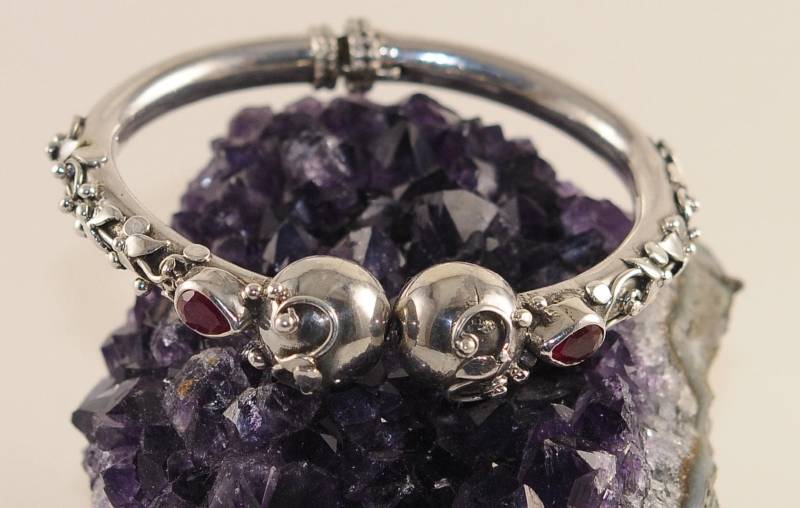 Erstaunliches Handgefertigtes Armband Aus 925Er Sterlingsilber Mit Zwei Rubinen in Tropfenform, Umgeben Von Einem Komplizierten Rebendesign von FromEgyptwithLove11