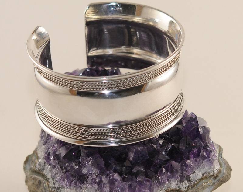 Wunderschönes Breites .925 Sterling Silber Manschettenarmband Mit Flechtdesign Oben Und Unten. Handgemacht in Unserer Alten Werkstatt Kairo von FromEgyptwithLove11