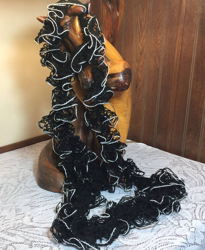 Gehäkelter Rüschenschal, Schwarz Mit Silberbesatz in Der Farbe, Warm Und Dennoch Leicht, Funktional von FromGrandmaCraftRoom