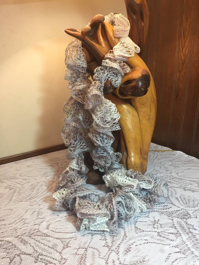 Rüschen Häkelschal. Farbe Creme, Grau & Opal, Sashay Garn. Stilvoll, Warm, Functonal, Noch Leicht von FromGrandmaCraftRoom