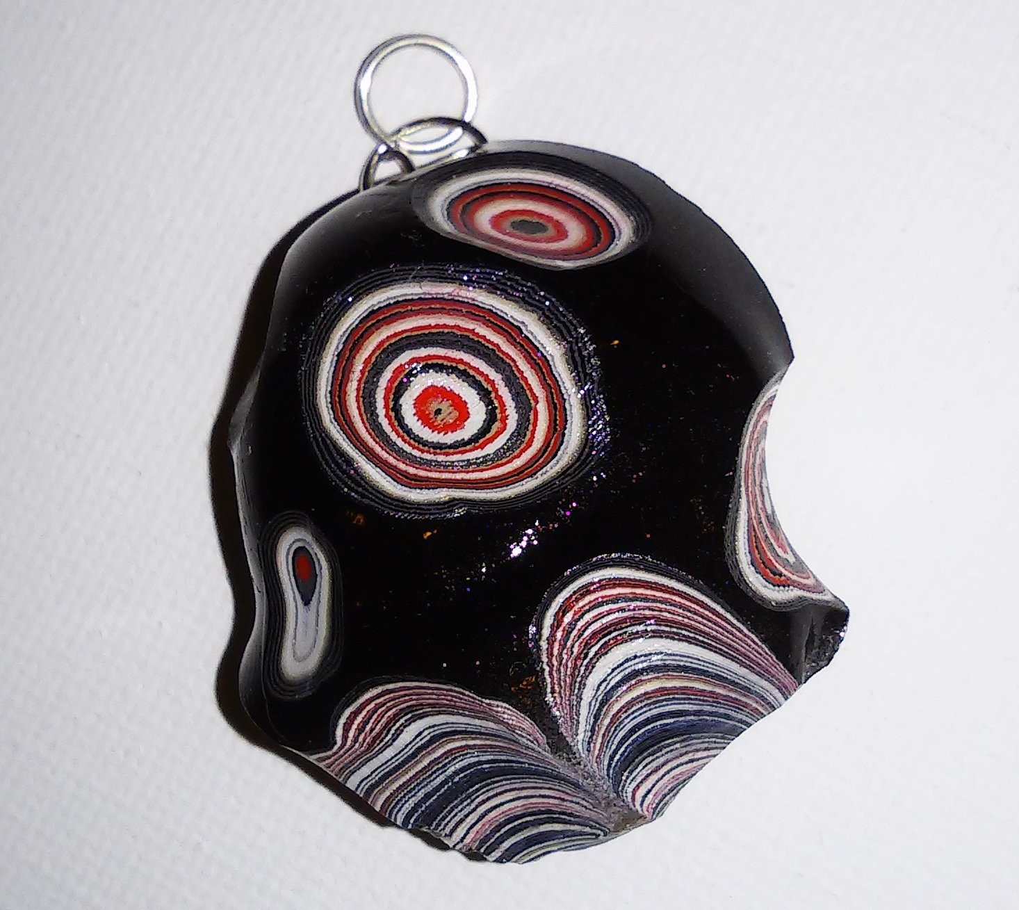 Schwarz Mustang Humpback Schnitt Echte Fordite Anhänger 1, 5" Schwarz Mustang Humpback Schnitt Echte Fordite Anhänger 1, 5" von FromUnderAKilt