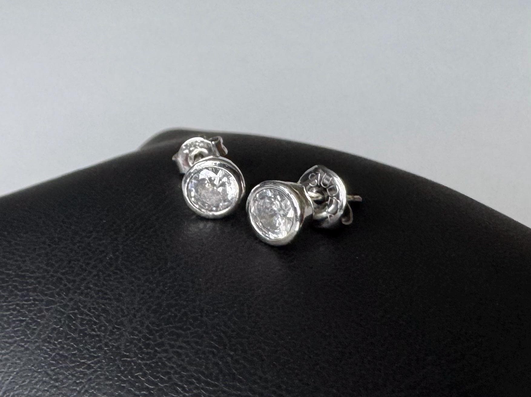 925 Silber Ohrstecker Mit Klarem Stein - Funkelnder Unisex Schmuck von FromyesterdaySchatze