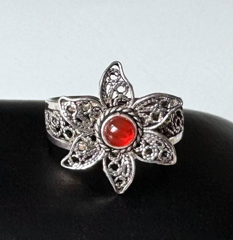 925 Silber Ring Filigran Blume Design Mit Edelstein Und Offener Ringschiene von FromyesterdaySchatze