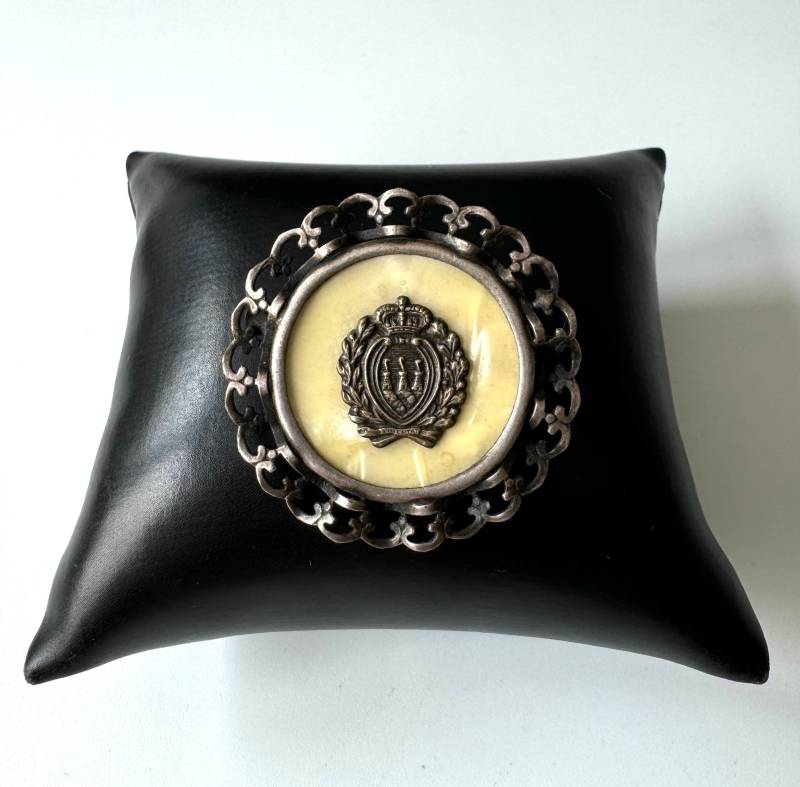 Antike Brosche San Marino Libertas Wappen Und Perlmutt Antike Brosche San Marino Libertas Wappen Und Perlmutt von FromyesterdaySchatze