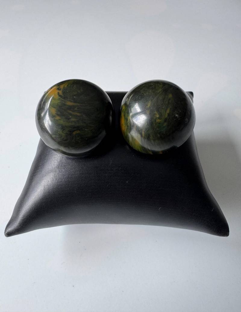Art Deco Bakelit Ohrclips - Antikschmuck Mit Grünem Farbspiel & Imposanter Ausstrahlung von FromyesterdaySchatze