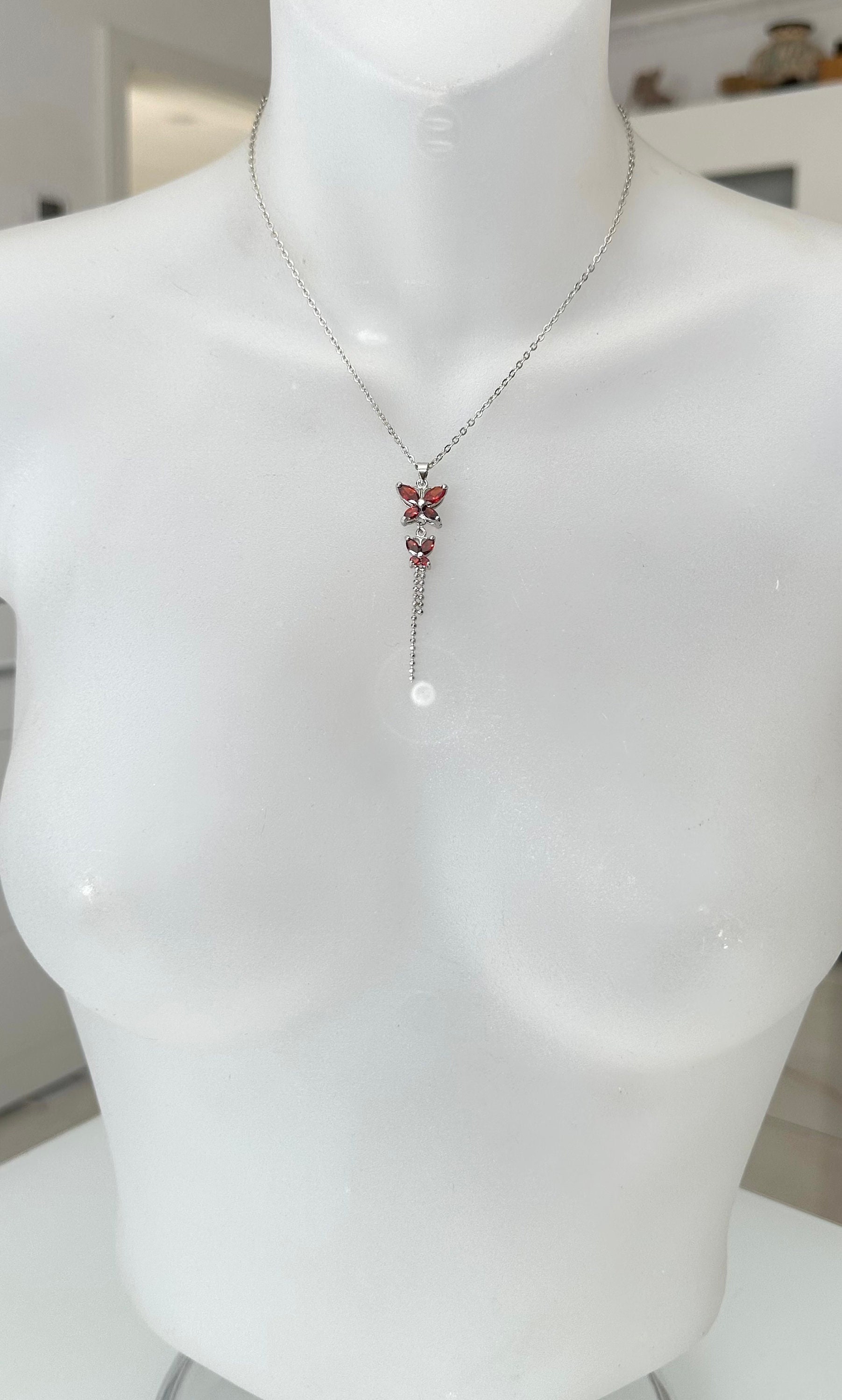 Bezaubernde Kette Mit Anhänger 18 Karat Weißgoldauflage Und Funkelnde Glassteine Bezaubernde Kette Mit Anhänger 18 Karat Weißgoldauflage Und Funkelnde Glassteine von FromyesterdaySchatze