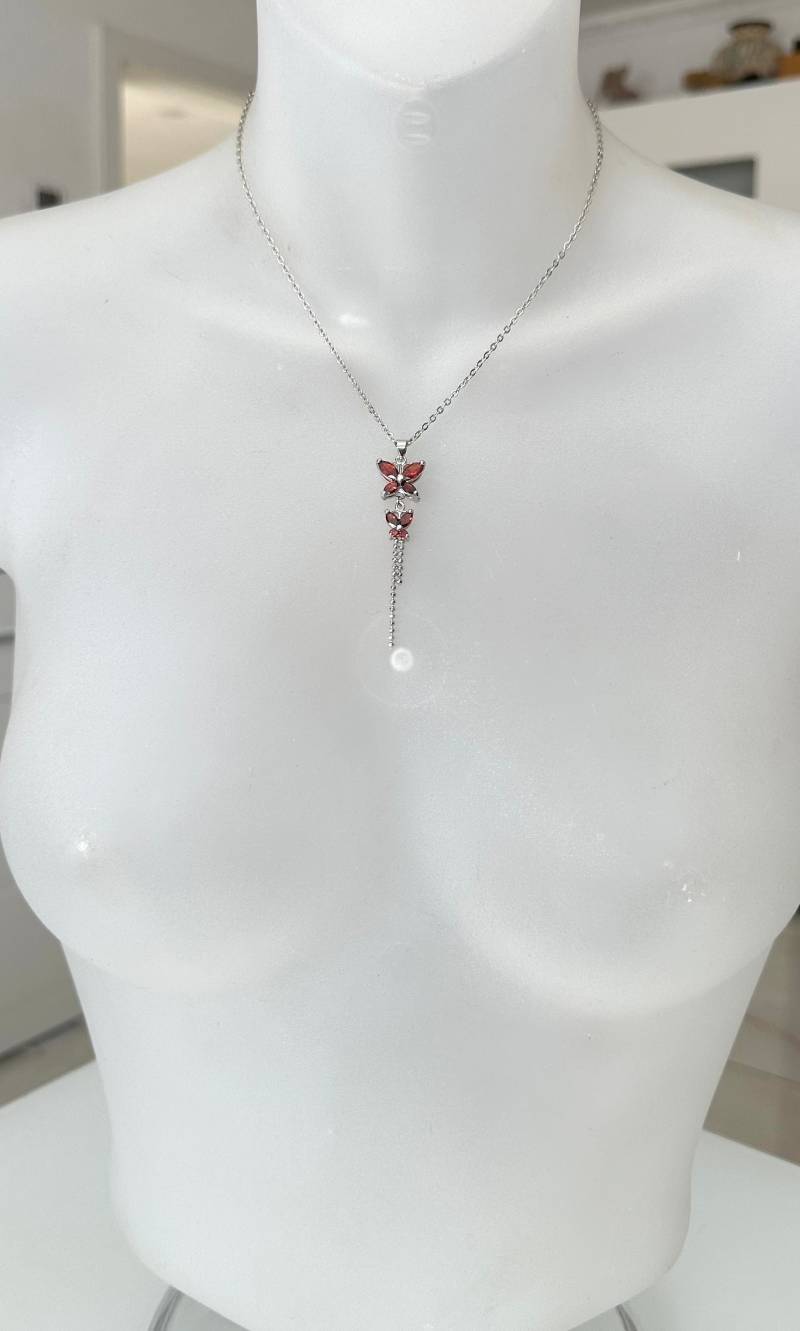 Bezaubernde Kette Mit Anhänger 18 Karat Weißgoldauflage Und Funkelnde Glassteine von FromyesterdaySchatze
