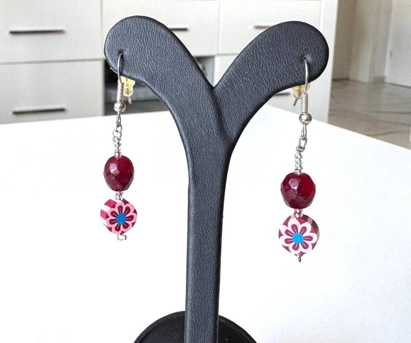 Boho Ohrhänger Vintage Modeschmuck Mit Rot Facettierter Glaskugel Und Rundem Anhänger Im Blumendesign von FromyesterdaySchatze