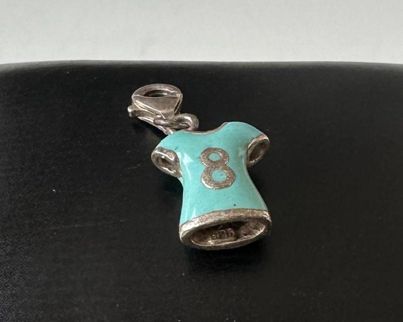 Charm Anhänger 925 Silber Trikot Mit Nummer 8 Und Türkisem Emaille von FromyesterdaySchatze