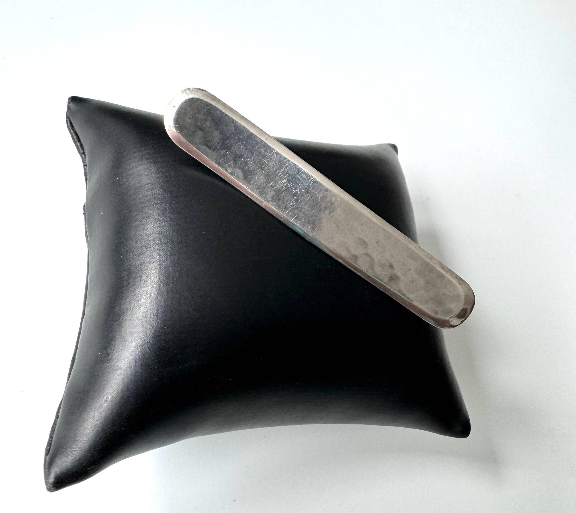 Elegante Art Deco Brosche Aus Silber Mit Gehämmertem Design Elegante Art Deco Brosche Aus Silber Mit Gehämmertem Design von FromyesterdaySchatze
