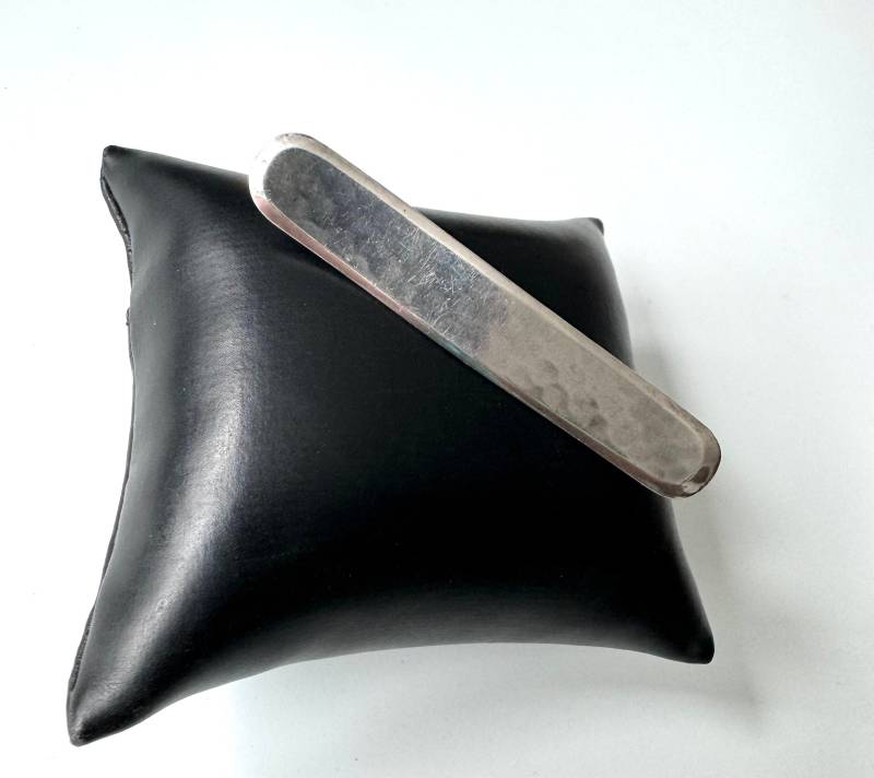 Elegante Art Deco Brosche Aus Silber Mit Gehämmertem Design Elegante Art Deco Brosche Aus Silber Mit Gehämmertem Design von FromyesterdaySchatze