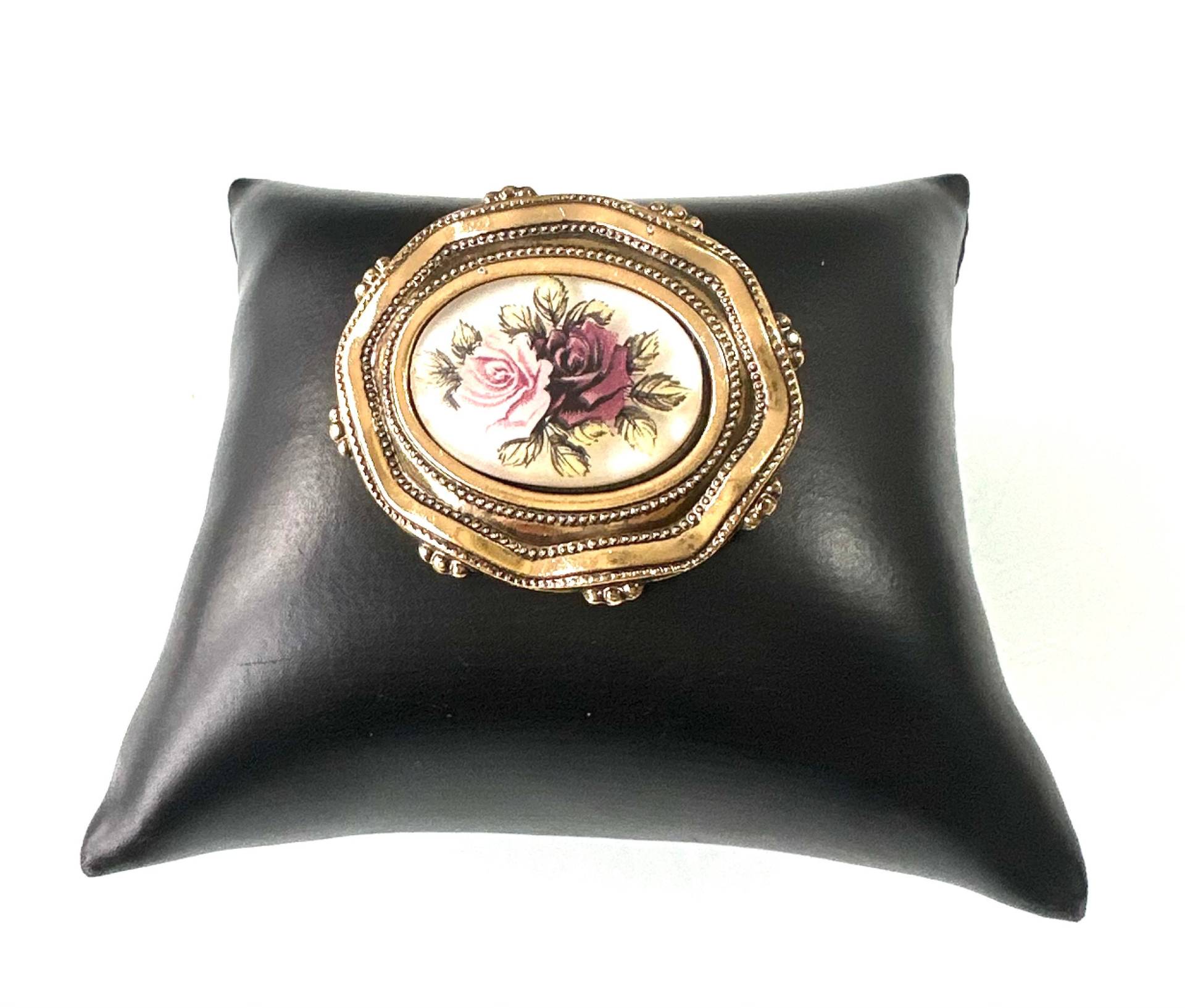 Elegante Barocke Modeschmuck Brosche Im Prunkvollen Design von FromyesterdaySchatze