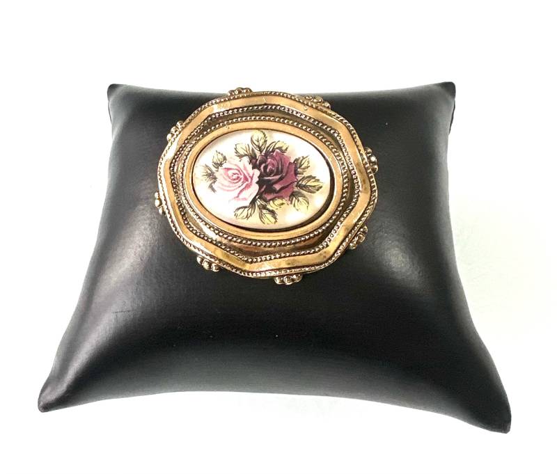 Elegante Barocke Modeschmuck Brosche Im Prunkvollen Design von FromyesterdaySchatze