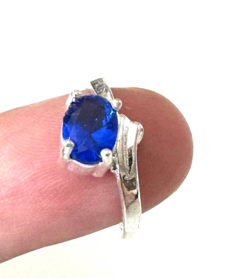 Fancy Modeschmuck Ring 925 Silber Plated Mit Blauem Glasstein von FromyesterdaySchatze