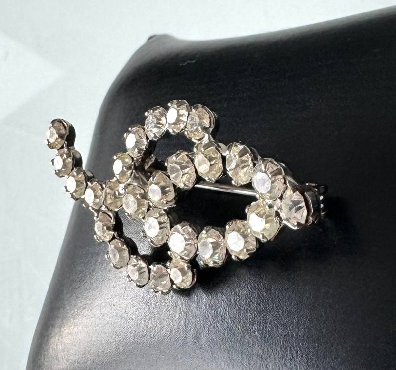 Faszinierende Strassbrosche Vintage Modeschmuck Brosche Strass von FromyesterdaySchatze