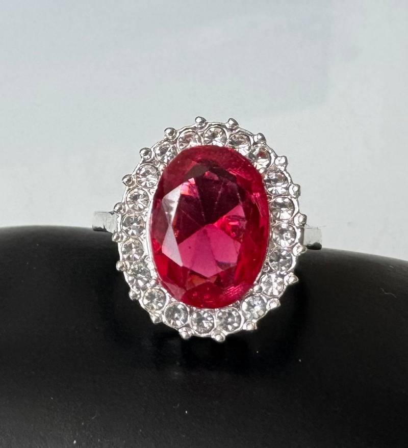 Funkelnder Modeschmuck Ring Mit Ovalem Rotem Glas Stein von FromyesterdaySchatze