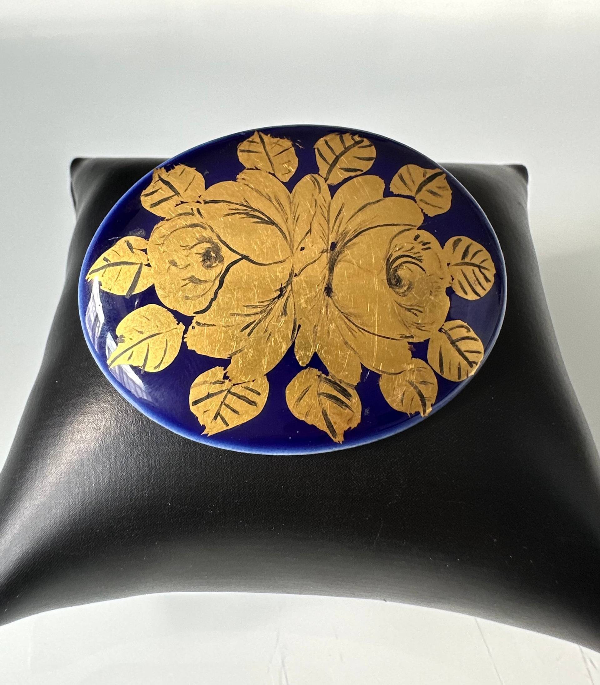 Große Antike Porzellan Brosche Kobaltblau Mit Blumen Dekor von FromyesterdaySchatze