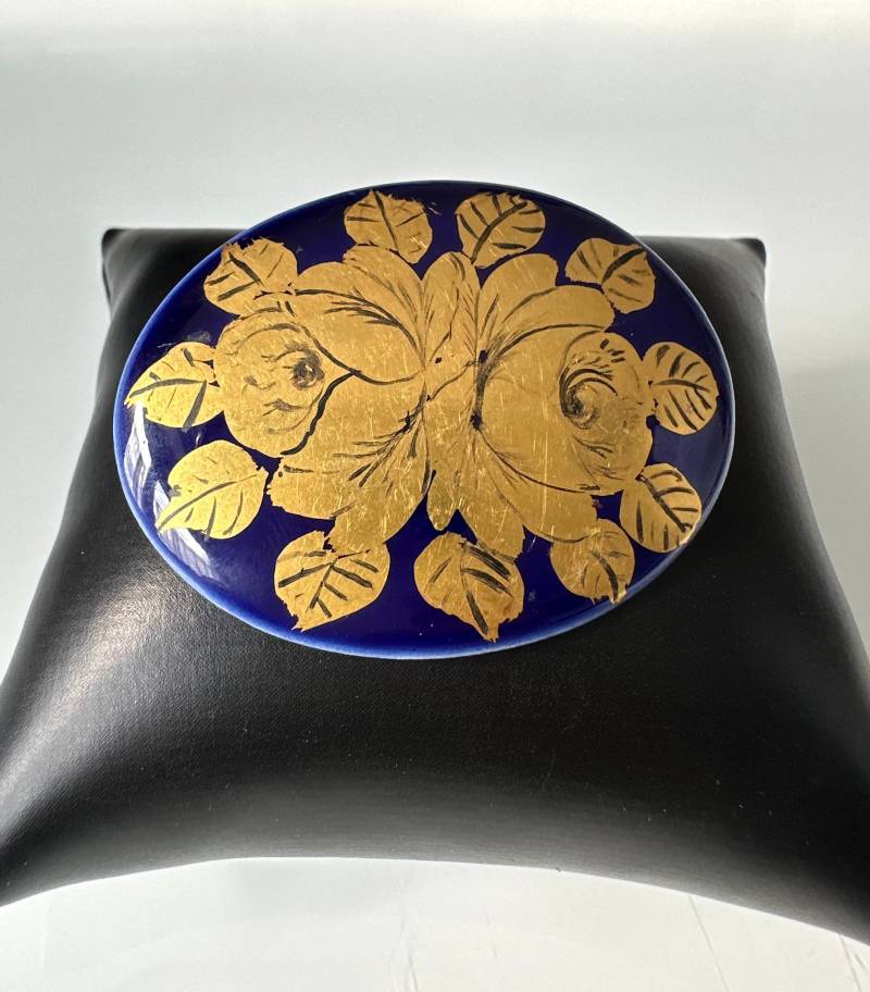 Große Antike Porzellan Brosche Kobaltblau Mit Blumen Dekor von FromyesterdaySchatze