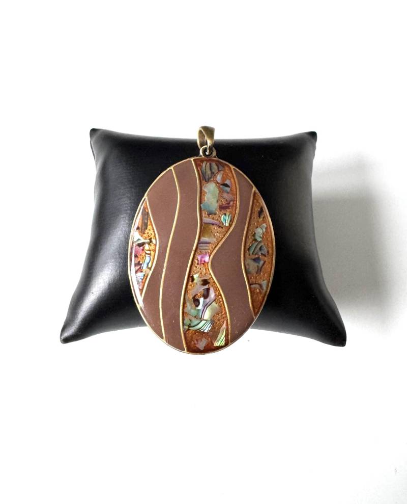 Großer Ovaler Vintage Modeschmuck Anhänger Emaille Und Abalone von FromyesterdaySchatze