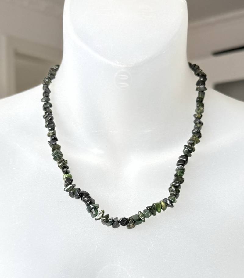 Grüne Splitterkette Collier Aus Dunkelgrünen Halbedelstein von FromyesterdaySchatze