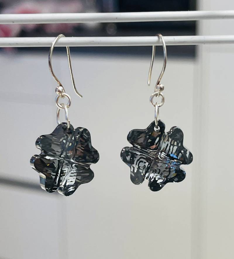 Herrliche 925 Silber Ohrringe Glas Kleebatt Glänzend Hängeohrringe von FromyesterdaySchatze