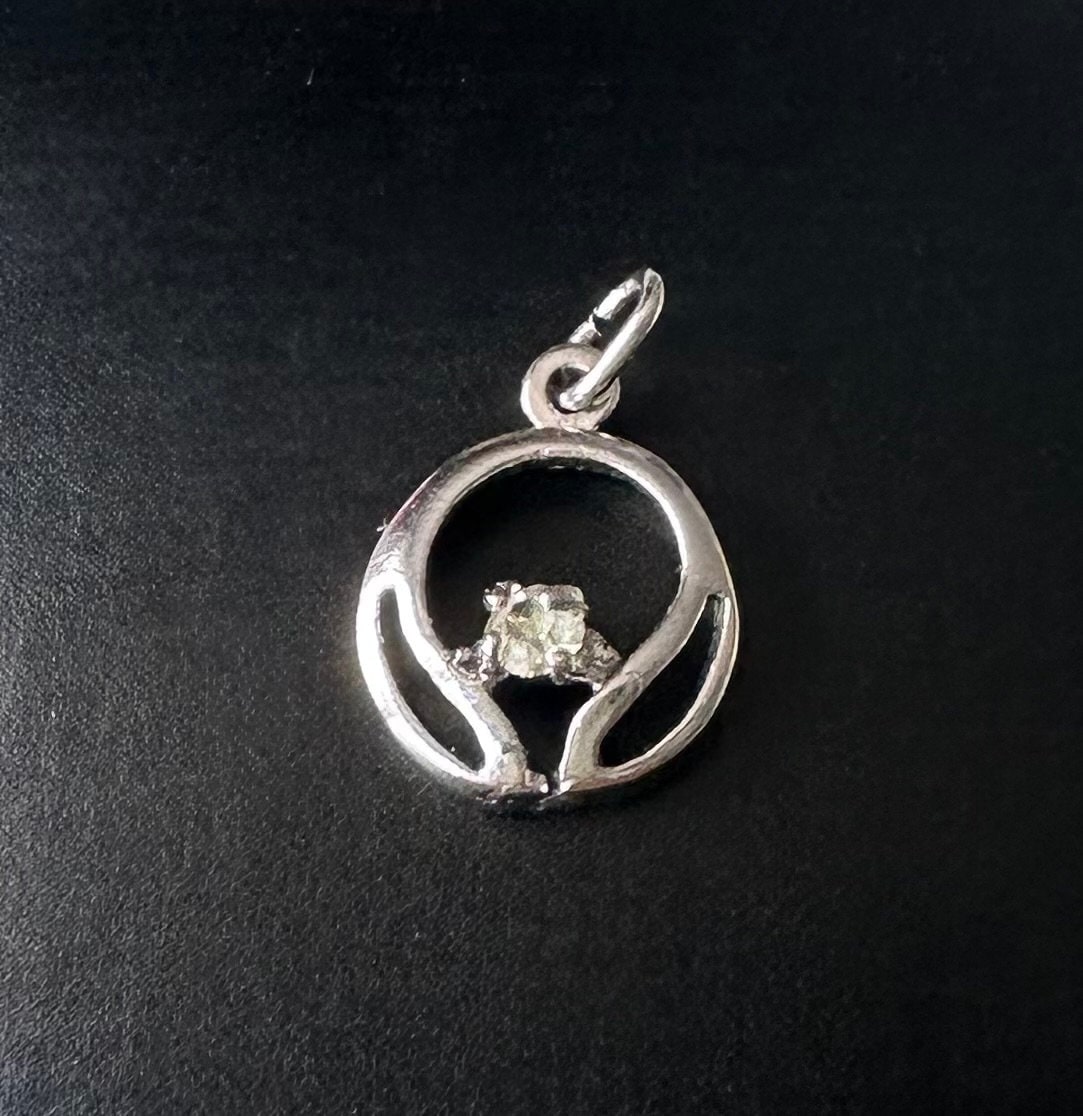 Hübscher Anhänger Modeschmuck in Silberfarben Mit Funkelndem Stein von FromyesterdaySchatze