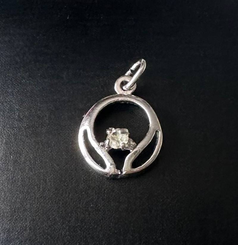 Hübscher Anhänger Modeschmuck in Silberfarben Mit Funkelndem Stein von FromyesterdaySchatze